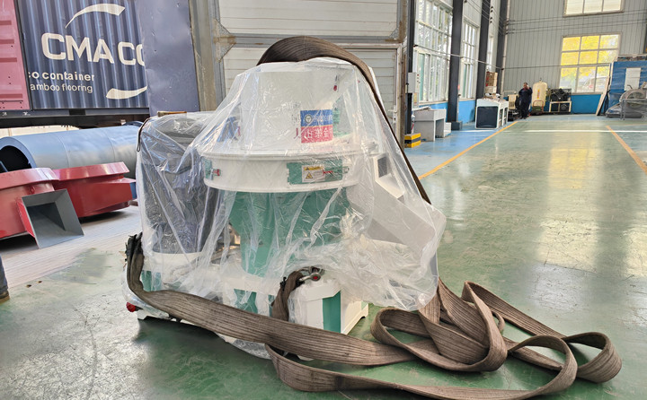 顆粒機單機時產(chǎn)量可以達到0.7-1噸，一天按照10小時計算，可以產(chǎn)出7-10噸成品顆粒，按照1噸顆粒最低100元錢利潤來計算，一天的利潤可以達到700-1000元。